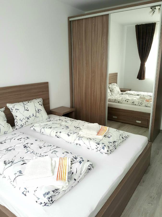 Happyhome Central Deluxe Apartments Орадя Екстер'єр фото