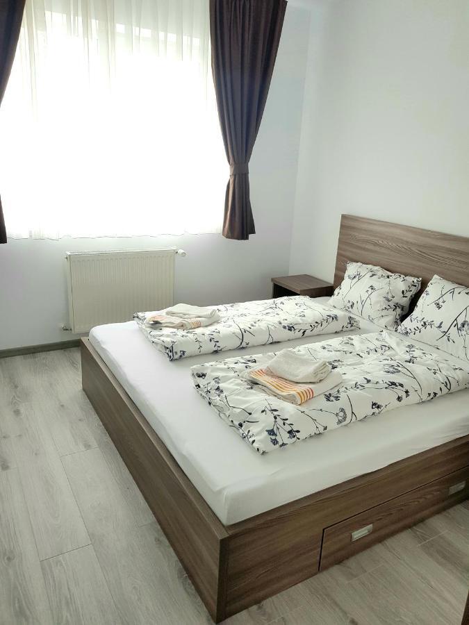 Happyhome Central Deluxe Apartments Орадя Екстер'єр фото